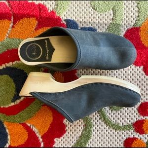 No. 6 Low base green clogs SZ 39